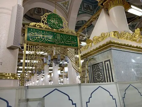 Tulisan di depan Makam Nabi Muhammad SAW yang artinya kira-kira syafa’at nabi untuk pendosa besar. Foto: Irham thoriq