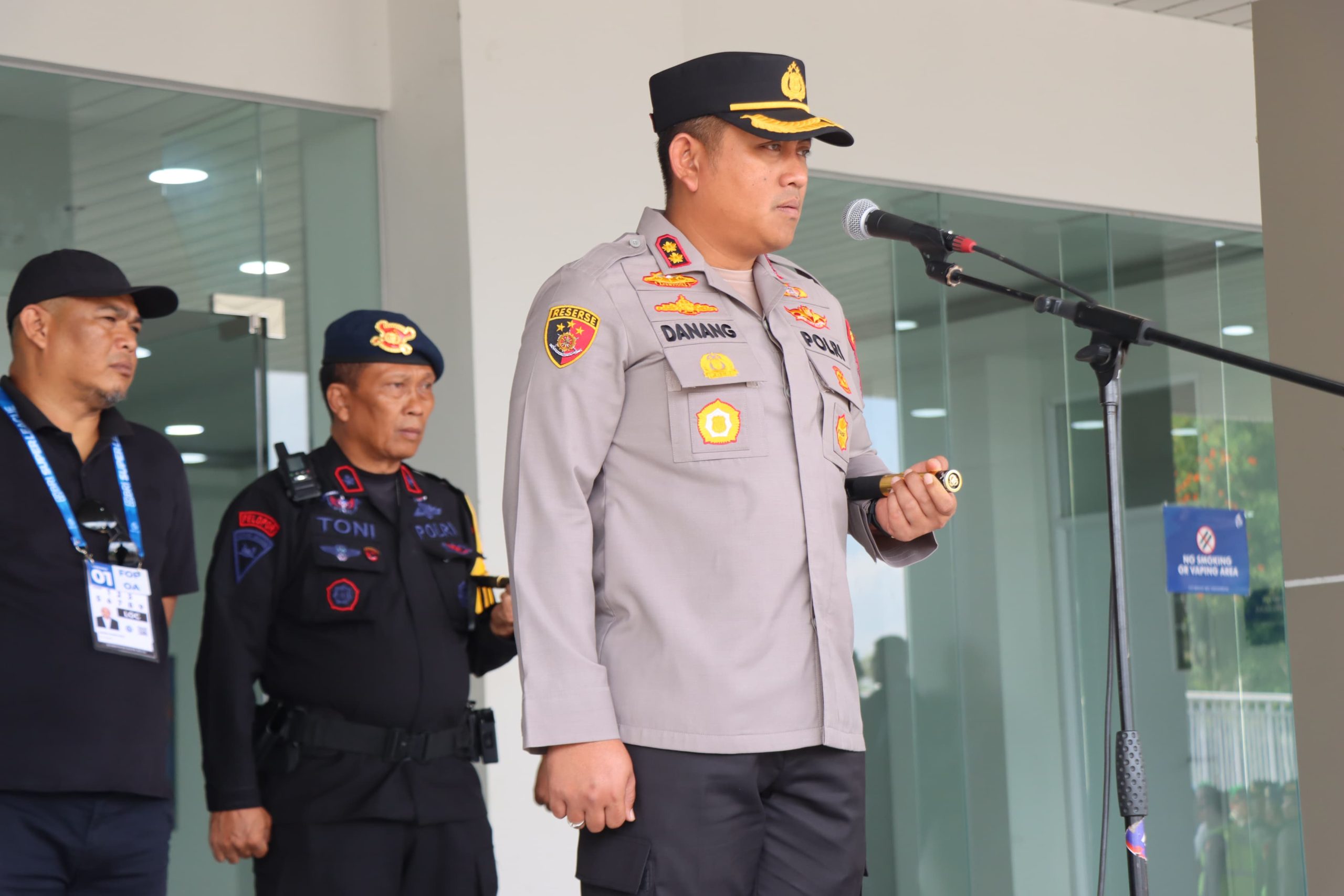 Kapolres Malang, AKBP Danang Setiyo Pambudi saat memberi arahan pada personel yang bertugas. Foto: Polres Malang