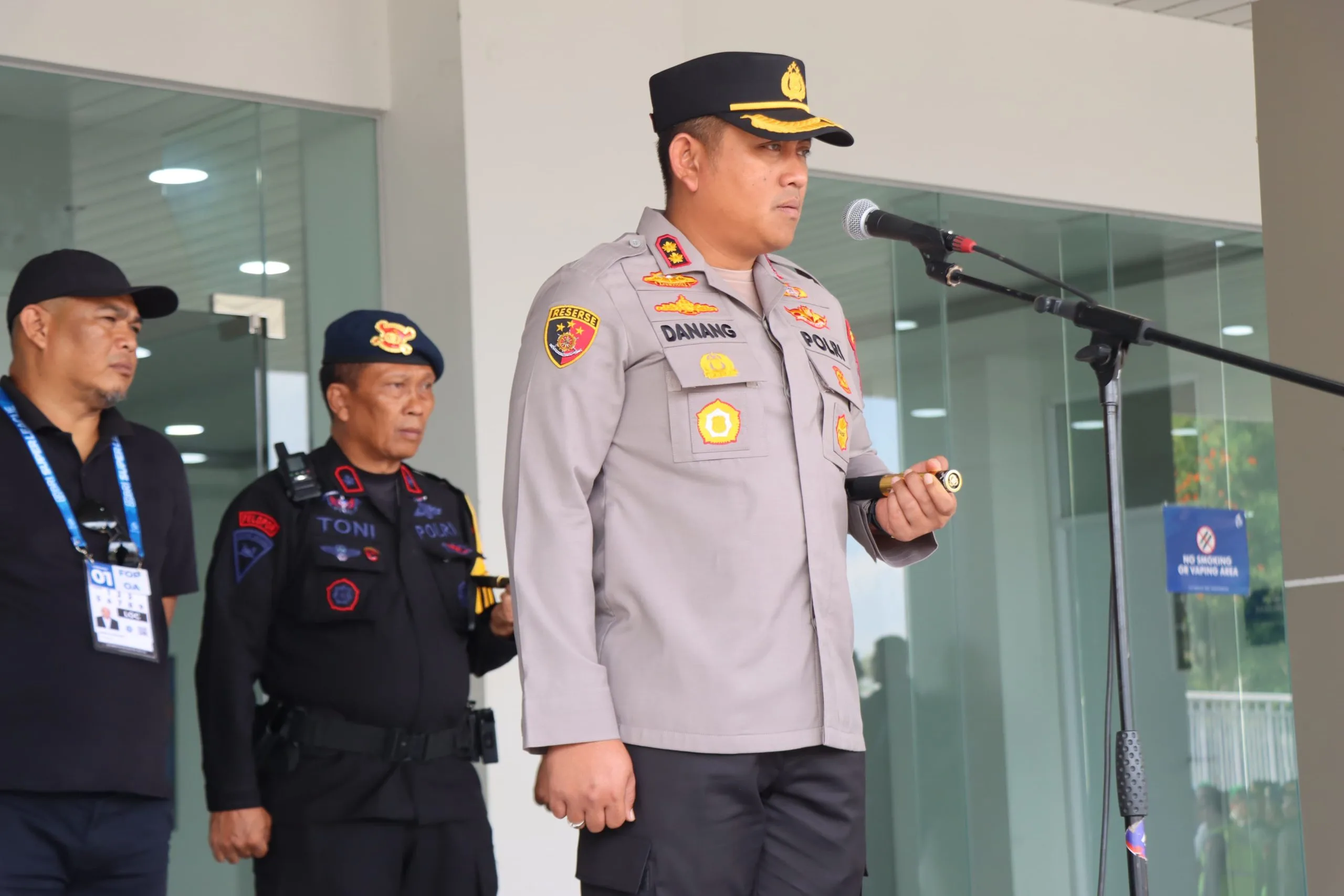 Kapolres Malang, AKBP Danang Setiyo Pambudi saat memberi arahan pada personel yang bertugas. Foto: Polres Malang