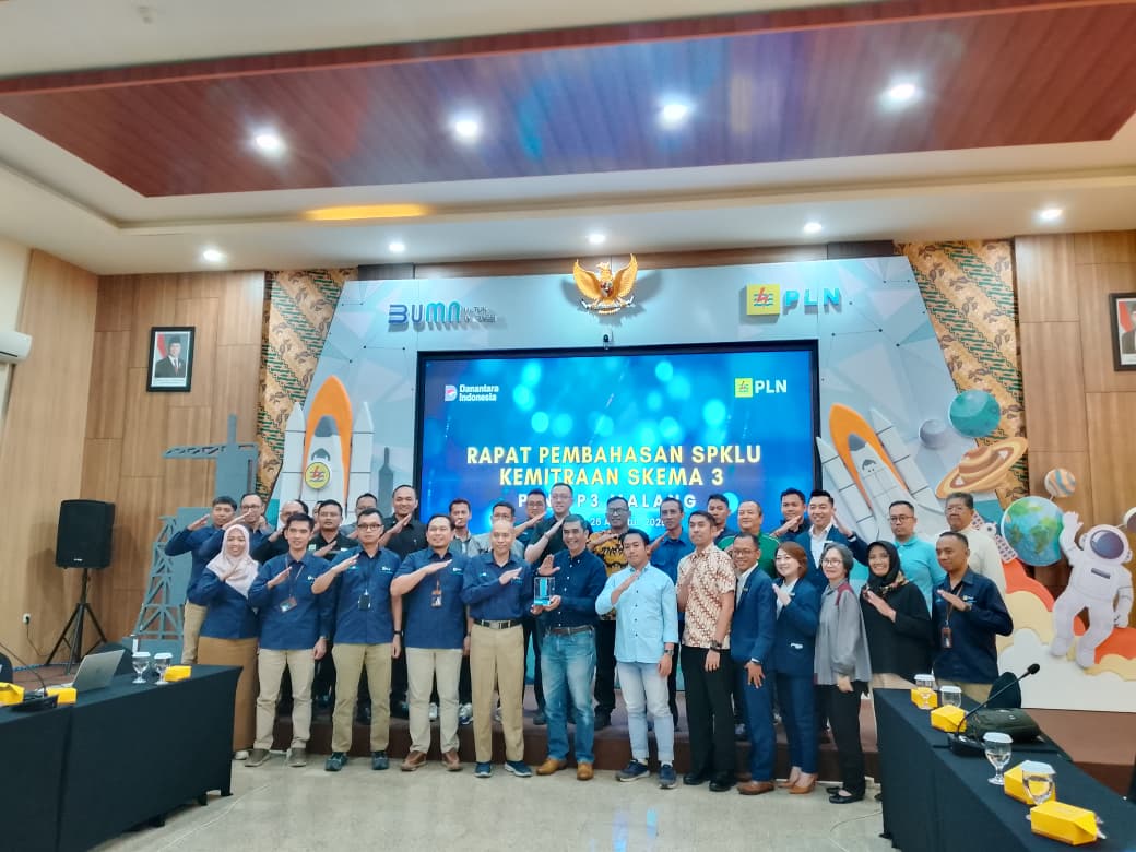 Foto bersama peserta rapat SPKLU di Kantor PLN UP3 Malang. Foto/Lailatul Hikmah A