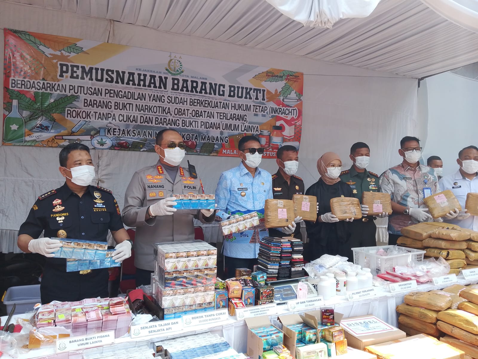 Wali Kota Malang, Wahyu Hidayat memusnahkan barang bukti narkoba (M Sholeh)