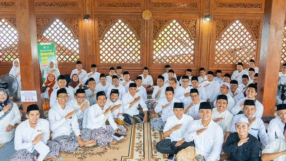 Sesi foto bareng jajaran sivitas akademika Unisma usai Mbalah Aswaja Bareng Gus Baha. Foto: Dok.
