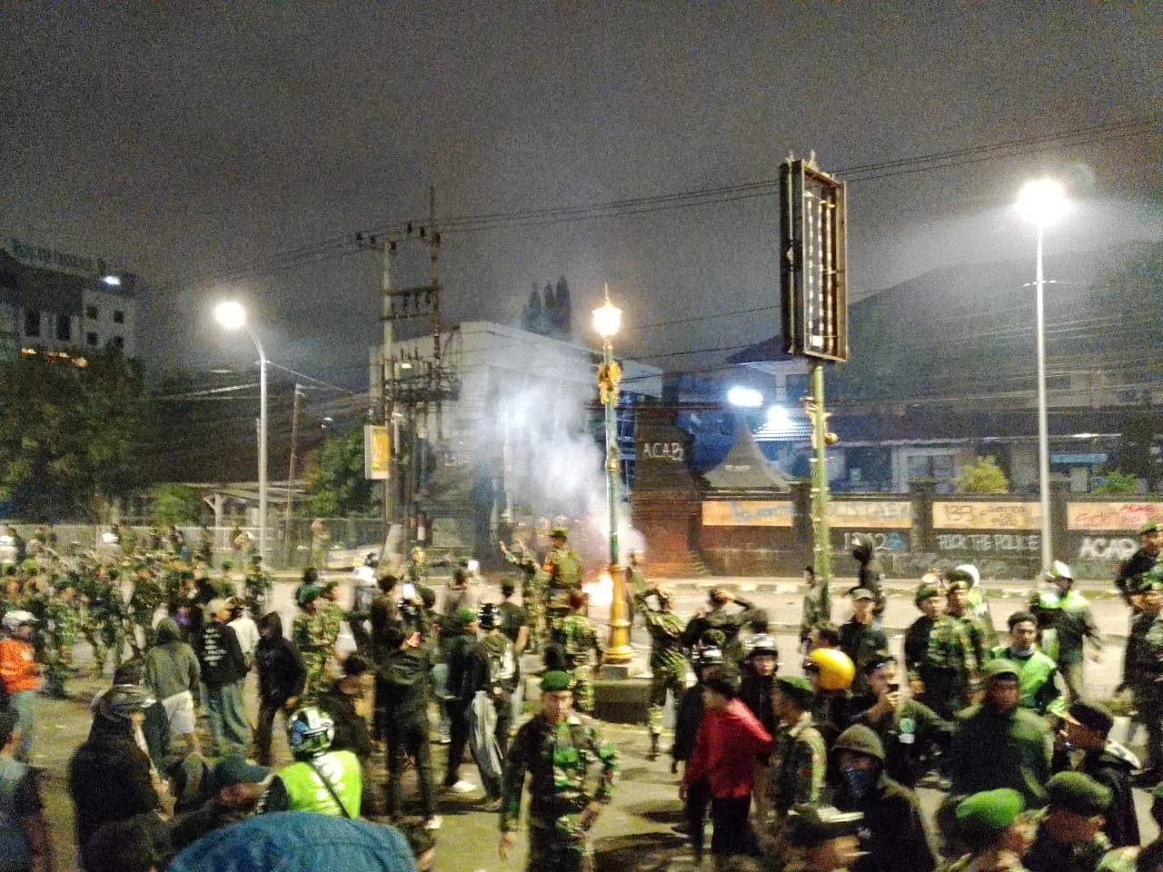 Situasi saat bentrokan dalam aksi solidaritas untuk tukang ojol Affan Kurniawan di Polresta Malang Kota pecah. (Foto/M Sholeh)