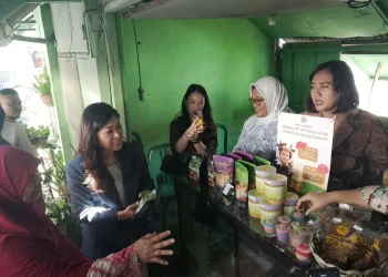 Menteri Komdigi RI, Meutya Hafid berdialog dengan pengurus koperasi merah putih di Kecamatan Sukun, Kota Malang. (Foto/M Sholeh)