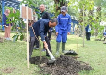 Komitmen wujudkan Kampus Hijau, Polinema gelar aksi tanam seribu pohon di lingkungan kampus. /Foto: Dok. Polinema