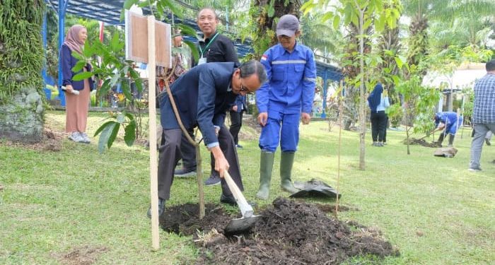 Komitmen wujudkan Kampus Hijau, Polinema gelar aksi tanam seribu pohon di lingkungan kampus. /Foto: Dok. Polinema