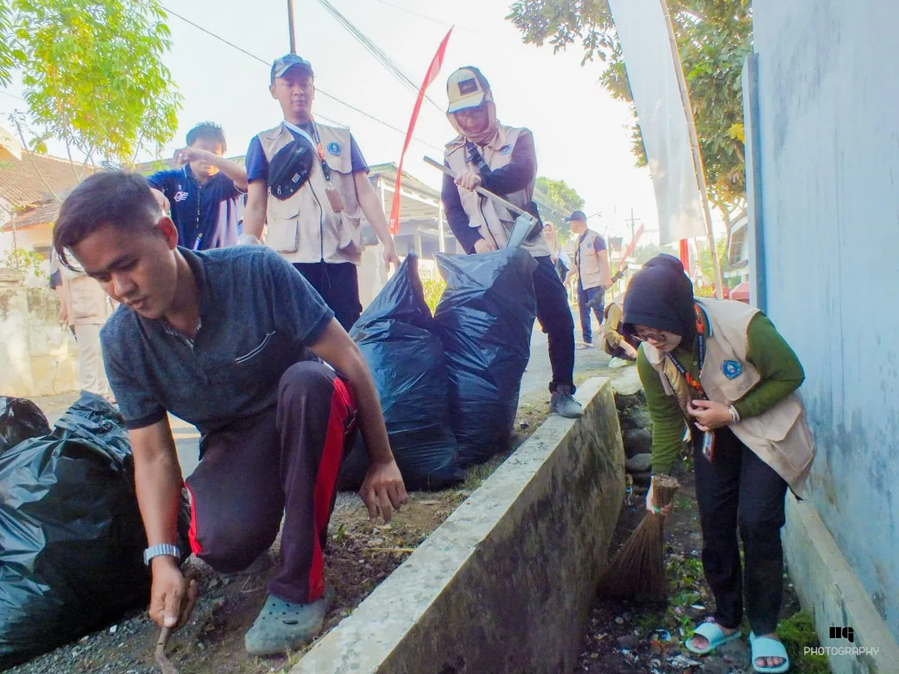 Peserta KKN Kelas Karyawan Unikama melaksanakan kegiatan bersih-bersih lingkungan di Desa Ngadirejo, Kecamatan Kromengan, Kabupaten Malang./Foto: Dok. Unikama.