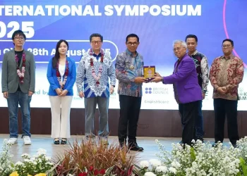 Wali Kota Nurochman saat membuka simposium international ACLA dan AAC 2025. Foto: Prokopim KWB