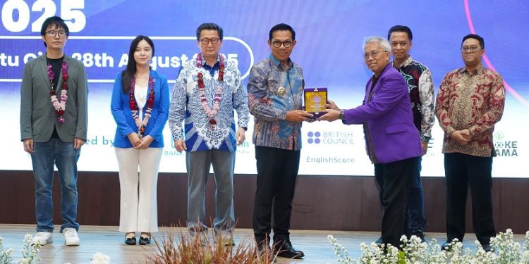Wali Kota Nurochman saat membuka simposium international ACLA dan AAC 2025. Foto: Prokopim KWB