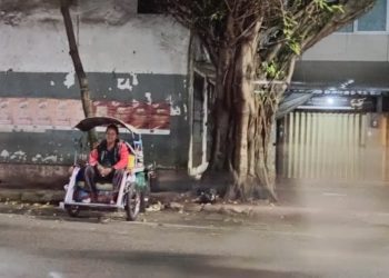 Seorang pengemudi becak motor sedang menunggu pelanggan di Kota Malang. Foto/Siti Nur Fadia