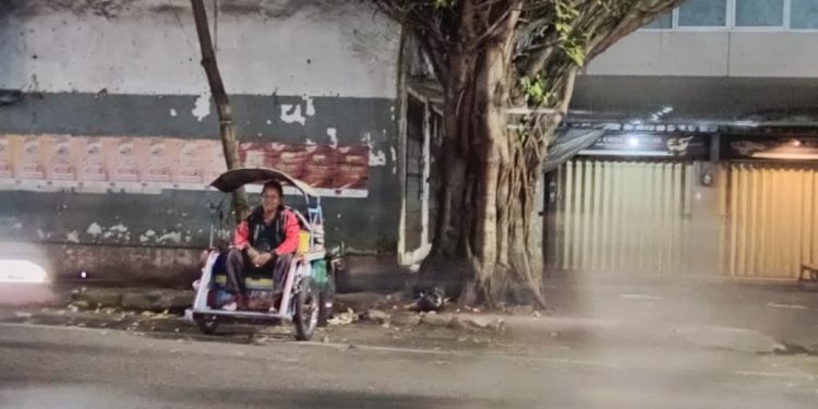Seorang pengemudi becak motor sedang menunggu pelanggan di Kota Malang. Foto/Siti Nur Fadia