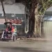 Seorang pengemudi becak motor sedang menunggu pelanggan di Kota Malang. Foto/Siti Nur Fadia