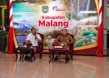 Plt Deputi V KSP, Mayjen TNI (Purn) Harianto saat berdialog dengan perwakilan kepala OPD Pemkab Malang. Foto: Aisyah Nawangsari Putri