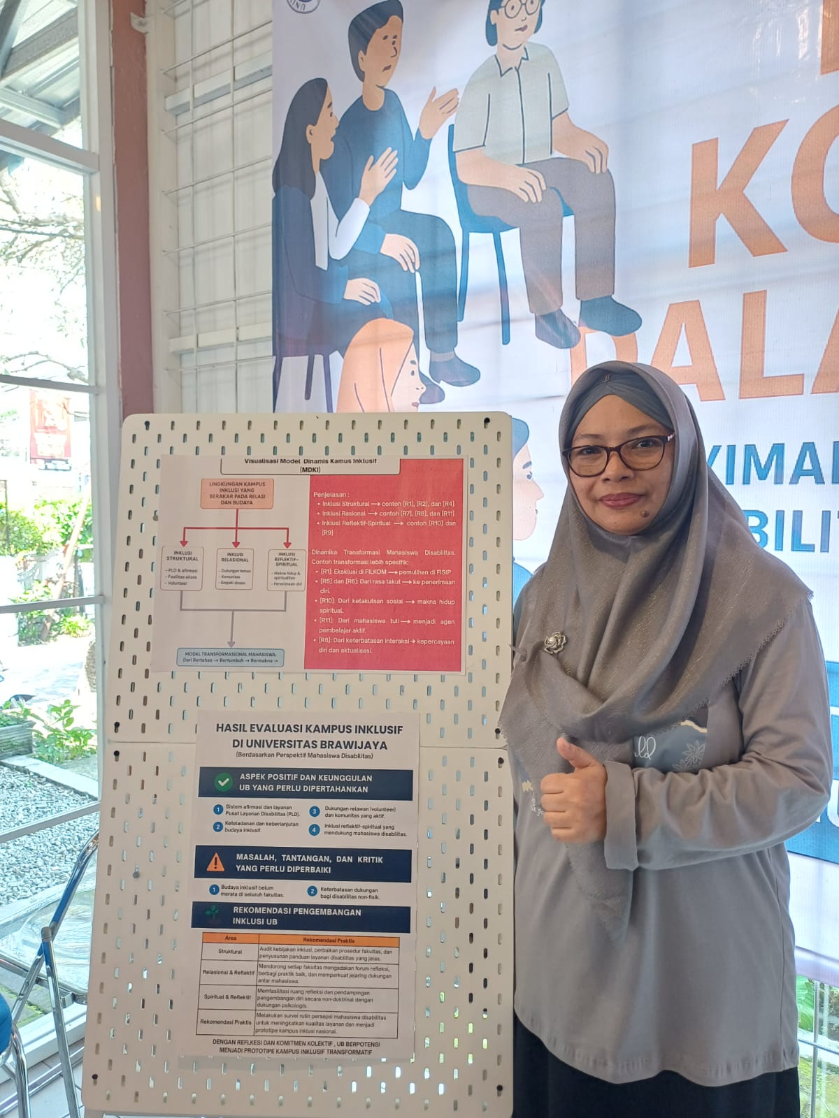 NOVELTY: Psikolog Eva Meizara Puspita Dewi mendeskripsikan hasil penelitiannya melalui bagan visualisasi model dinamis kampus inklusi (MDKI). Foto/dok Happy Roikhan