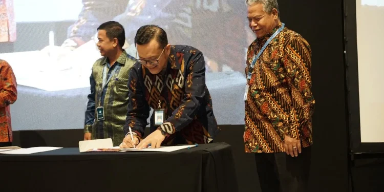 Rektor Unikama, Dr. Sudi Dul Aji, M.Si (kanan) menandatangani PKS penyelenggara program PPG./Foto: Dok.Unikama.