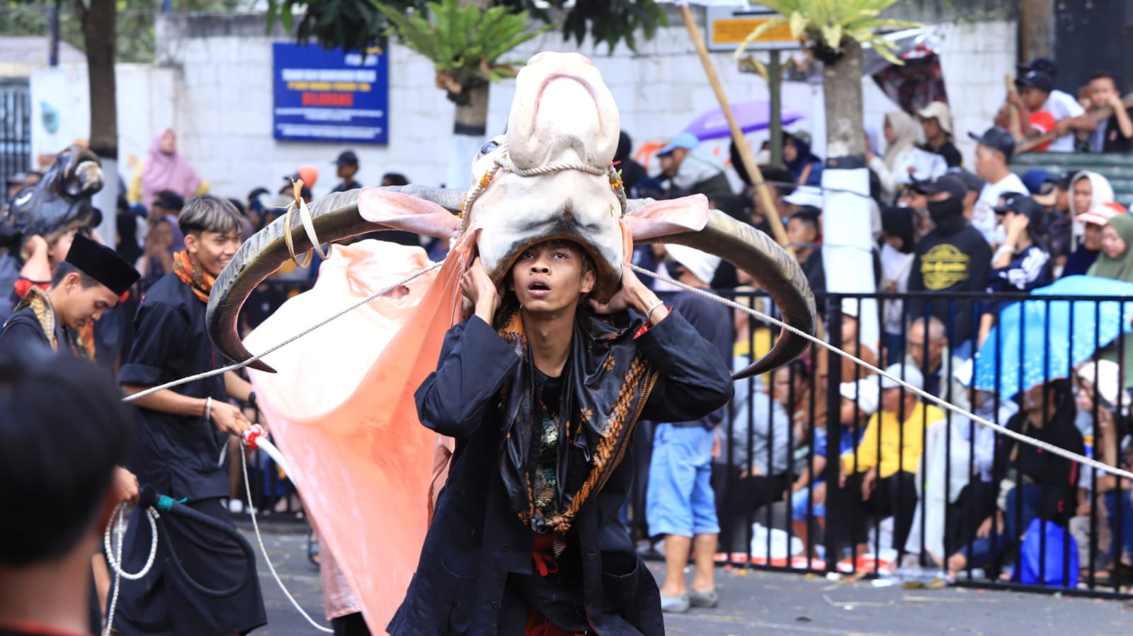 Kemeriahan parade Bantengan Nuswantoro ke-17 di Kota Batu. Foto: Prokopim KWB