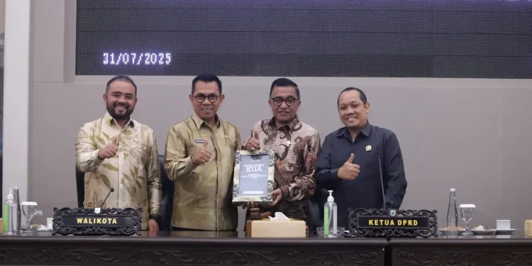 Wali Kota Batu Nurochman saat memaparkan 4 proyeksi Pemkot Batu dalam Rapat Paripurna KUA-PPAS 2-25. Foto: Prokopim KWB