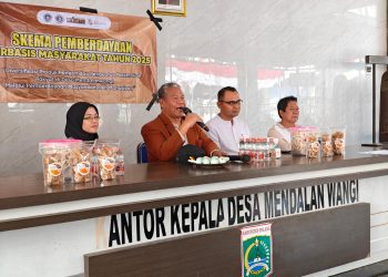 Rektor Unikama, Dr. Sudi Dul Aji, M.Si (dua dari kiri) mengapresiasi kerja keras mahasiswa dan dukungan masyarakat dalam kegiatan Monev program KKN Unikama 2025./Foto: Dok.Unikama