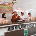 Rektor Unikama, Dr. Sudi Dul Aji, M.Si (dua dari kiri) mengapresiasi kerja keras mahasiswa dan dukungan masyarakat dalam kegiatan Monev program KKN Unikama 2025./Foto: Dok.Unikama