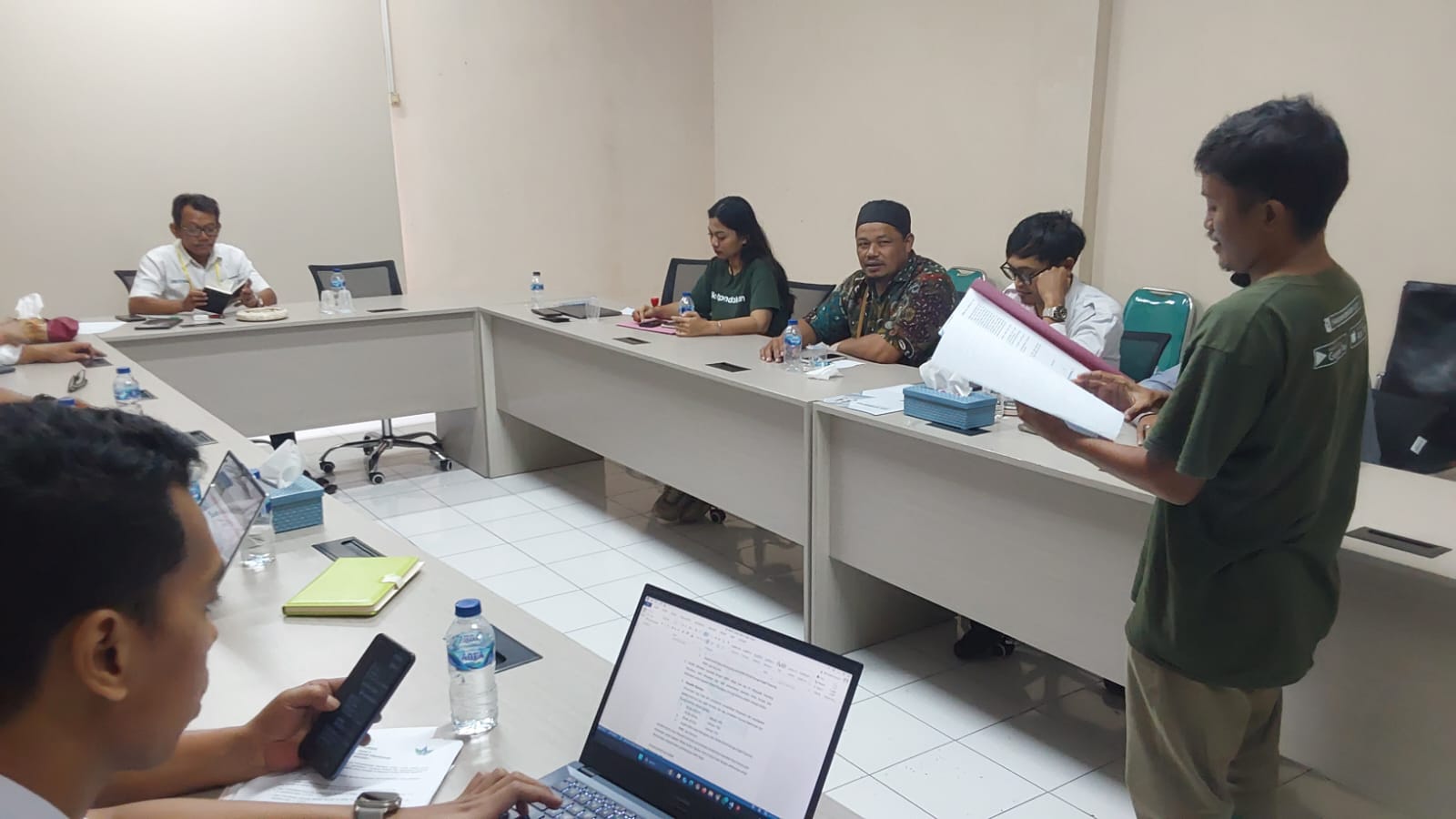 Administratur/KKPH Malang Kelik Djatmiko (kiri) dan  CEO PT Manggala Teknologi Nusantara Hario Laskito Ardi, saat pembahasan program konservasi gunung di kantor Perhutani KPH Malang