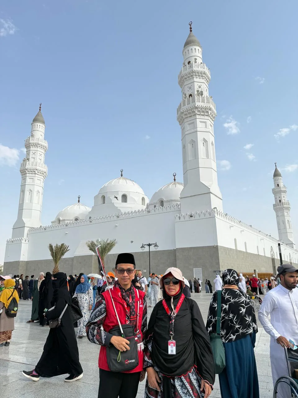 Jama’ah Chatour Travel foto di depan Masjid Quba. Foto: dok