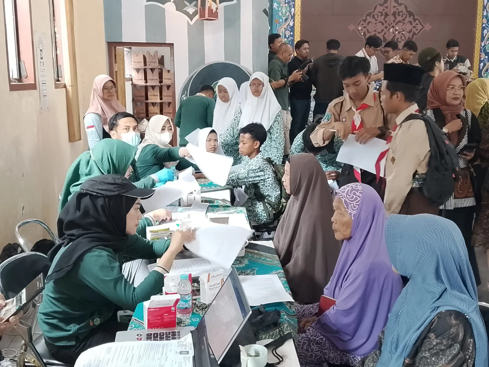 Antusias program memeriksaan kesehatan gratis di Ponpes Al Ashlahiyah Malang. (Foto/M Sholeh)