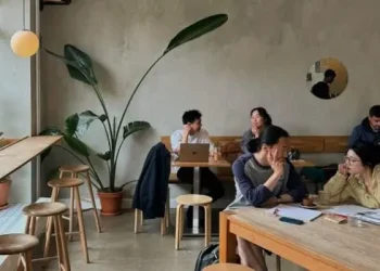 Rekomendasi kafe di Kota Batu yang cocok dijadikan tempat bekerja karena suasana nyaman dan pemandangan yang memukau. /Foto: Pinterest/Melissamale