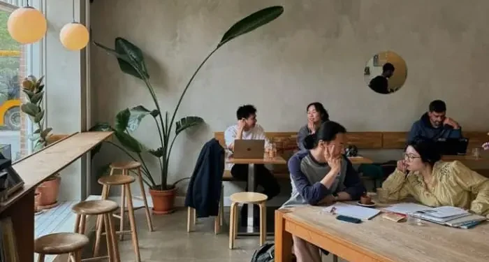 Rekomendasi kafe di Kota Batu yang cocok dijadikan tempat bekerja karena suasana nyaman dan pemandangan yang memukau. /Foto: Pinterest/Melissamale