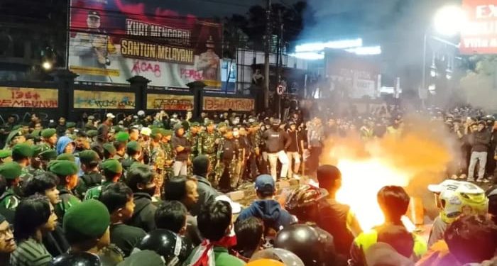 Aksi massa di depan Polresta Malang pada Jumat (29/8/2025) malam sebagai bentuk aksi solidaritas atas terjadinya insiden ojol dilindas Rantis Polisi di Jakarta. /Foto: Tugumalang.id/M. Sholeh.