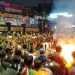 Aksi massa di depan Polresta Malang pada Jumat (29/8/2025) malam sebagai bentuk aksi solidaritas atas terjadinya insiden ojol dilindas Rantis Polisi di Jakarta. /Foto: Tugumalang.id/M. Sholeh.