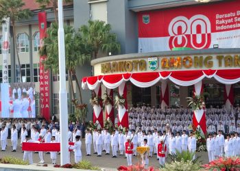 Proses upacara penurunan bendera Merah Putih di Balai Kota Among Tani. Foto: Azmy