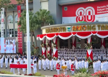 Proses upacara penurunan bendera Merah Putih di Balai Kota Among Tani. Foto: Azmy