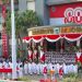 Proses upacara penurunan bendera Merah Putih di Balai Kota Among Tani. Foto: Azmy