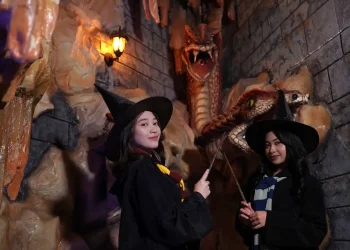 Cosplay menjadi tukang sihir di Magic House, wahana baru di The Legend Stars Park. Foto: Dok. Jatim Park