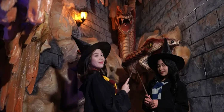 Cosplay menjadi tukang sihir di Magic House, wahana baru di The Legend Stars Park. Foto: Dok. Jatim Park