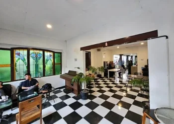 Kopi Studio 24, kafe instagramable yang memiliki konsep minimalis-modern dengan pencahayaan hangat, cocok untuk nongkrong santai atau mengerjakan tugas. (Foto/Pinterest)