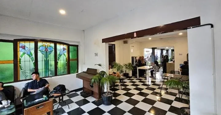 Kopi Studio 24, kafe instagramable yang memiliki konsep minimalis-modern dengan pencahayaan hangat, cocok untuk nongkrong santai atau mengerjakan tugas. (Foto/Pinterest)