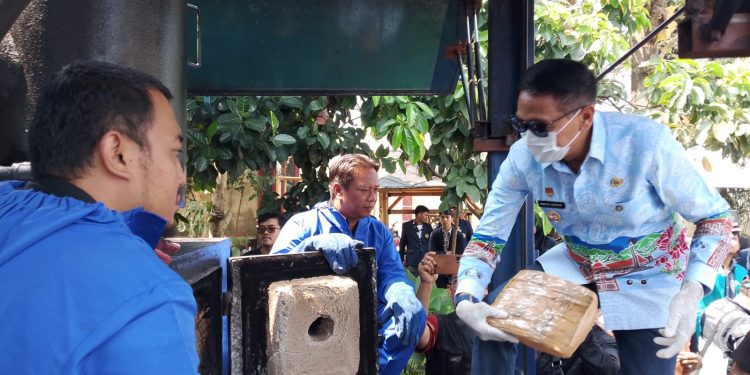 Wali Kota Malang, Wahyu Hidayat memusnahkan barang bukti narkoba. (Foto/M Sholeh)