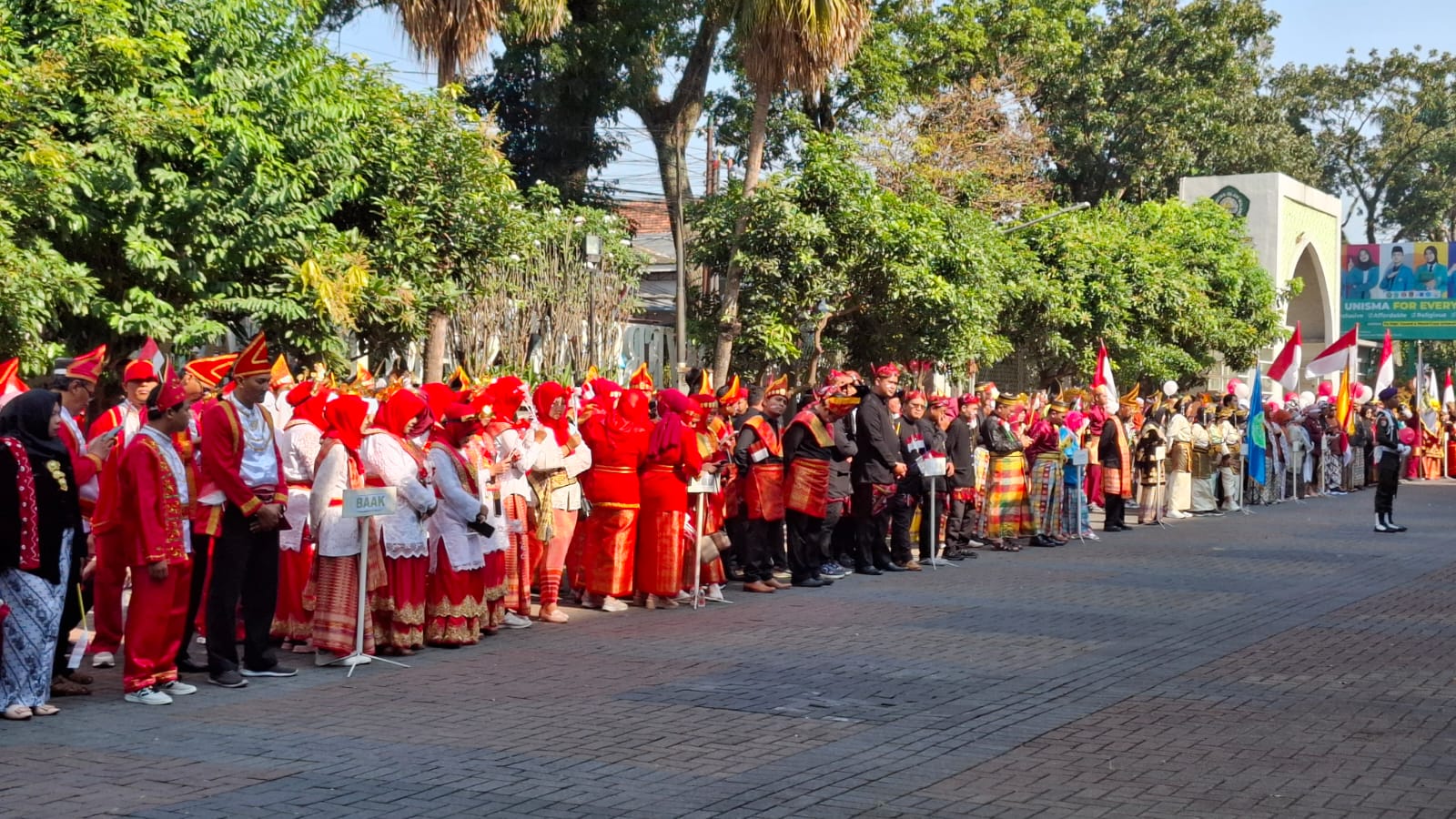 Suasana upacara peringatan HUT RI ke-80 di Unisma. Foto: Azmy