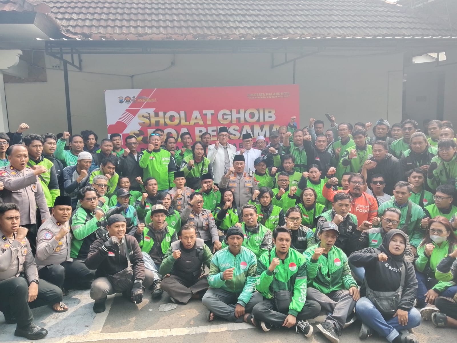 Polresta Malang Kota dan driver ojol gelar sholat gaib untuk Affan Kurniawan. (Foto/M Sholeh)