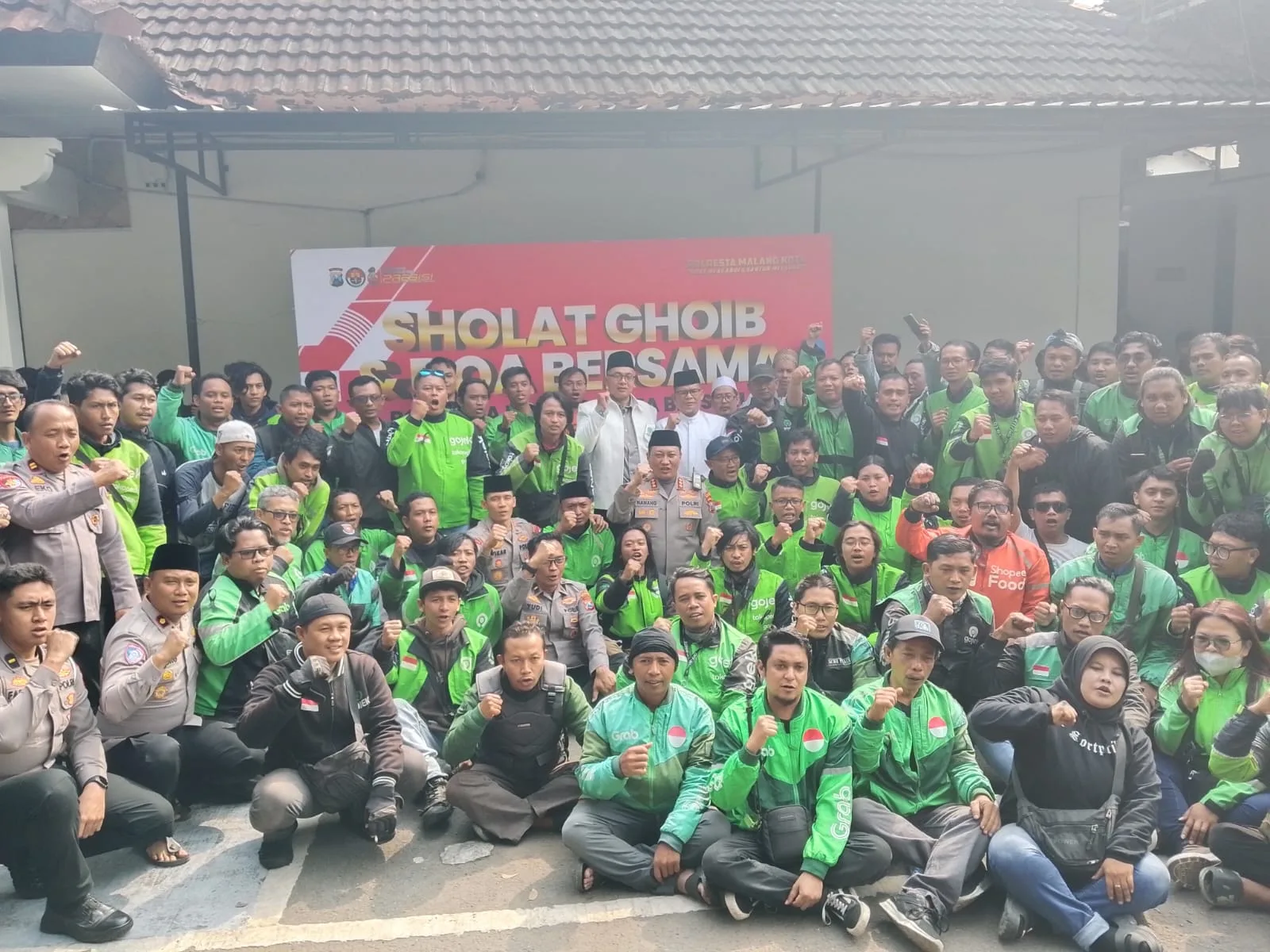 Polresta Malang Kota dan driver ojol gelar sholat gaib untuk Affan Kurniawan. (Foto/M Sholeh)