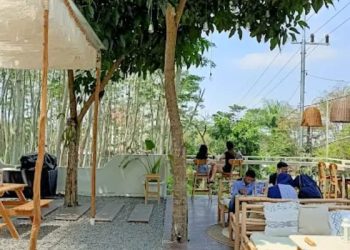 Rekomendasi kafe hidden gem di Kota Batu dengan konsep unik dan estetik yang cocok untuk dikunjungi saat libur akhir pekan. /Foto: Google Review Rockhills Bistro dan Cafe Batu/Verli Herman