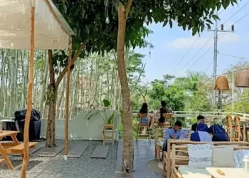 Rekomendasi kafe hidden gem di Kota Batu dengan konsep unik dan estetik yang cocok untuk dikunjungi saat libur akhir pekan. /Foto: Google Review Rockhills Bistro dan Cafe Batu/Verli Herman
