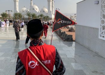 Tour Leader Chatour Travel Yogabrata saat berada di Masjid Quba, Madinah. Foto: irham thoriq