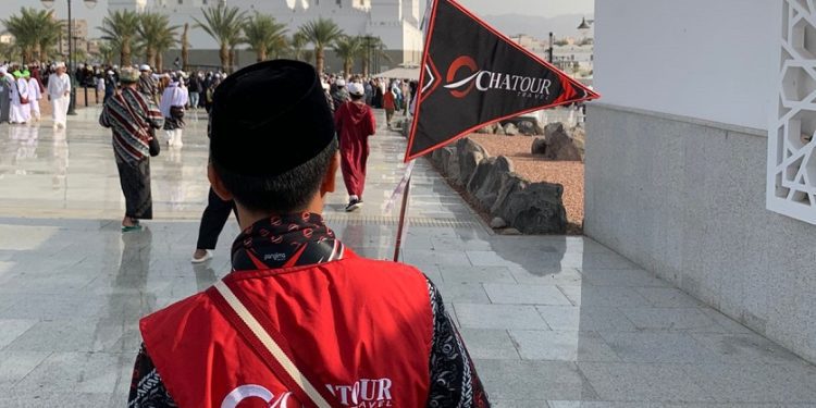 Tour Leader Chatour Travel Yogabrata saat berada di Masjid Quba, Madinah. Foto: irham thoriq