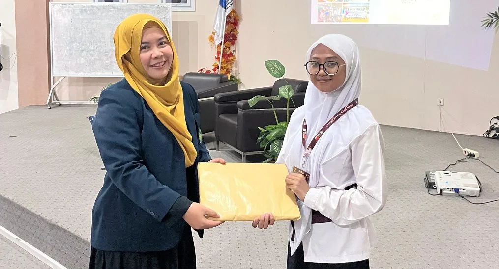Salah satu mahasiswa baru Program Studi Kimia UIN Malang mendapat hadiah. Foto/dok