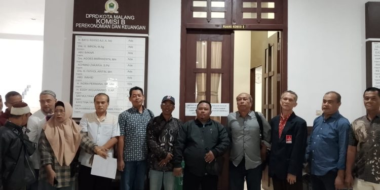 Pedagang Pasar Blimbing mengadu ke DPRD Kota Malang soal minimnya perbaikan fasilitas pasar. (Foto/M Sholeh)