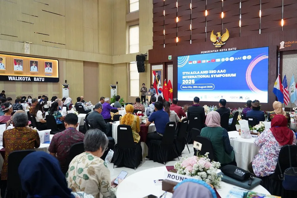 Wali Kota Nurochman saat membuka simposium international ACLA dan AAC 2025. Foto: Prokopim KWB