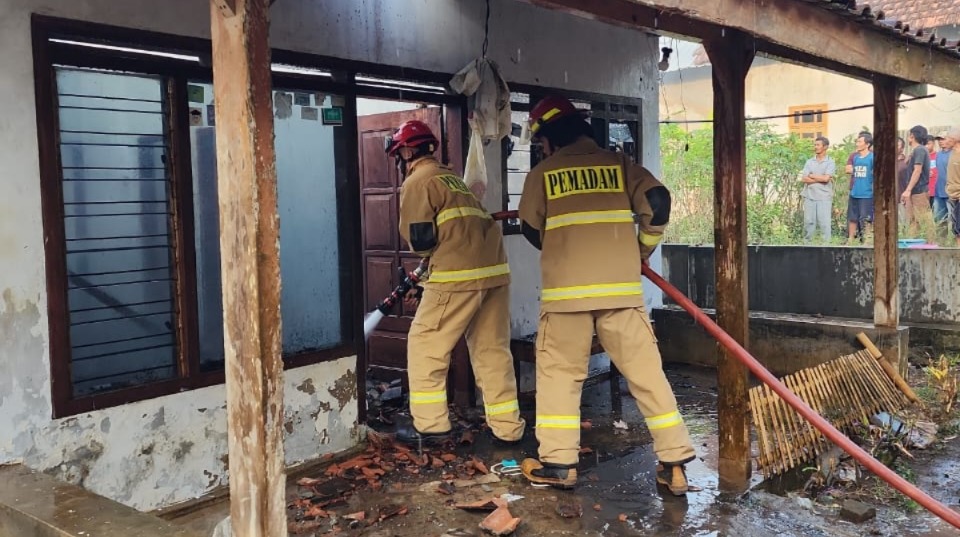 Petugas melakukan pemadaman kebakaran rumah di Pakis. Foto: Damkar Kabupaten Malang