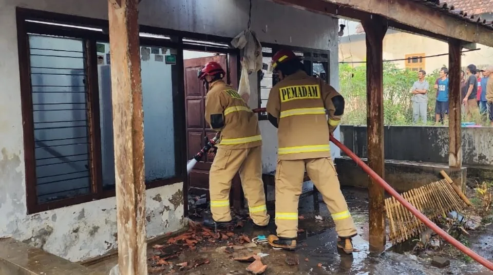 Petugas melakukan pemadaman kebakaran rumah di Pakis. Foto: Damkar Kabupaten Malang